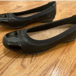 Clark’s Unstructured Black Cap Shoes